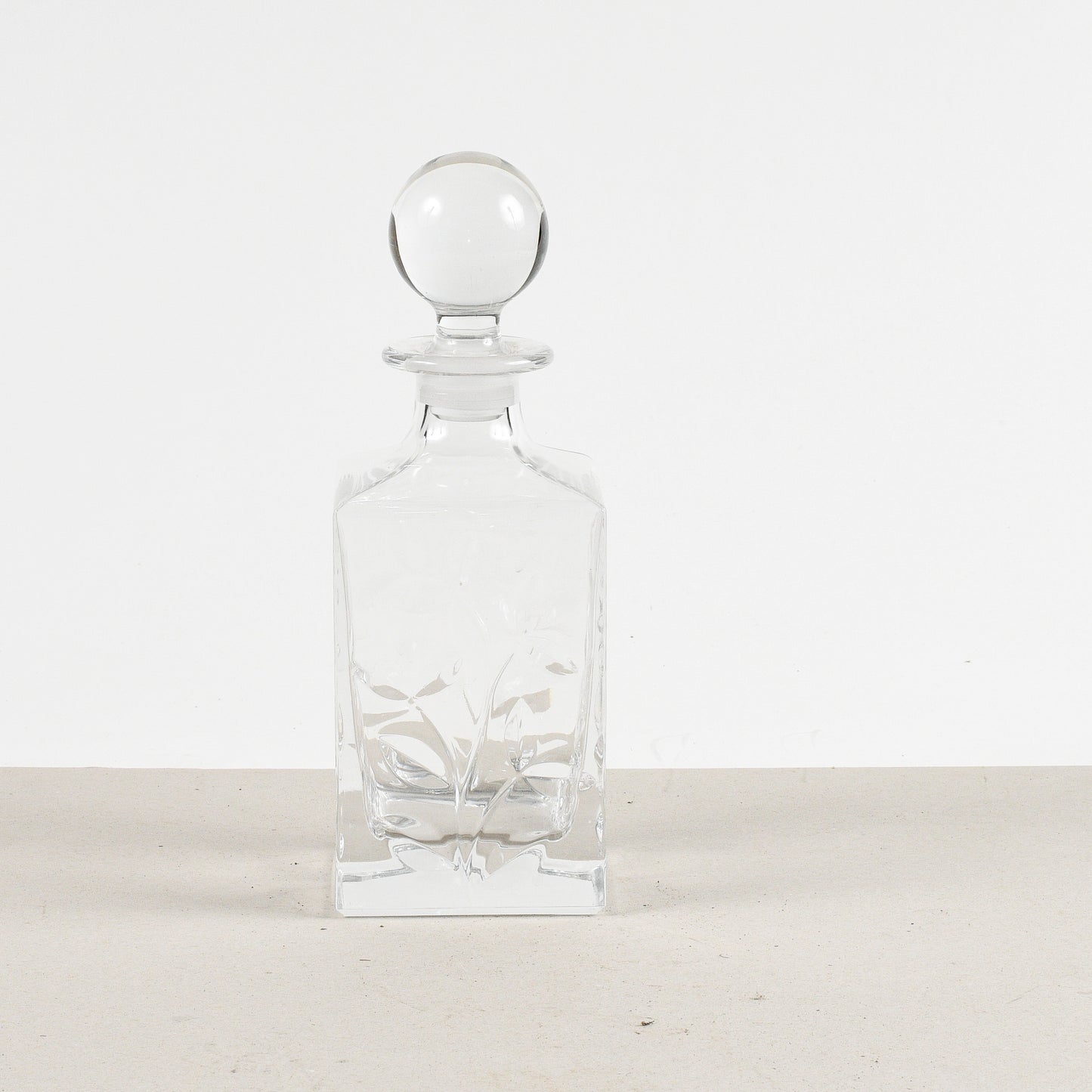 bottiglia da wisky con decoro di foglie a ramo in vetro