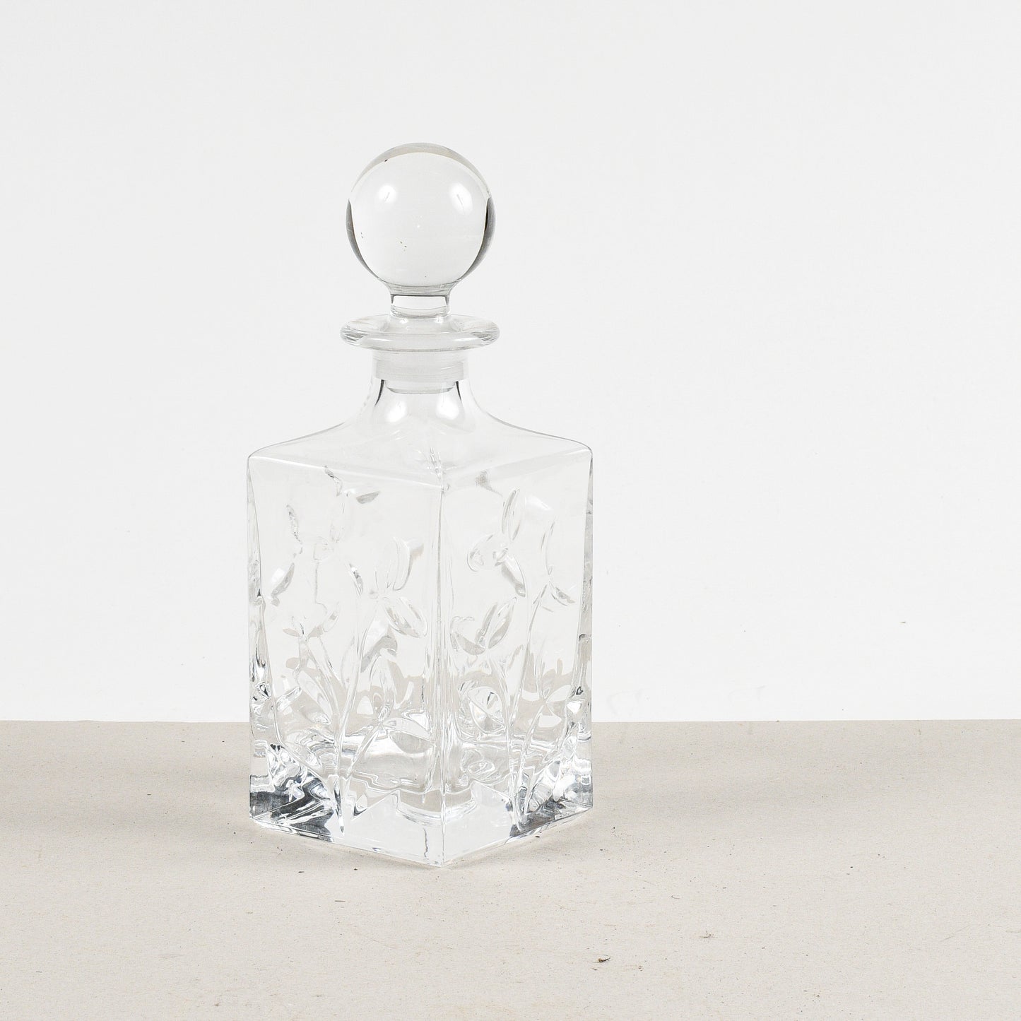 bottiglia da wisky con decoro di foglie a ramo in vetro