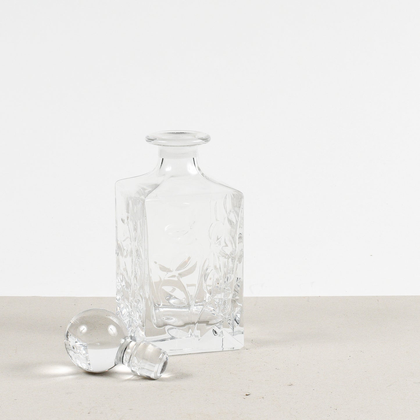 bottiglia da wisky con decoro di foglie a ramo in vetro