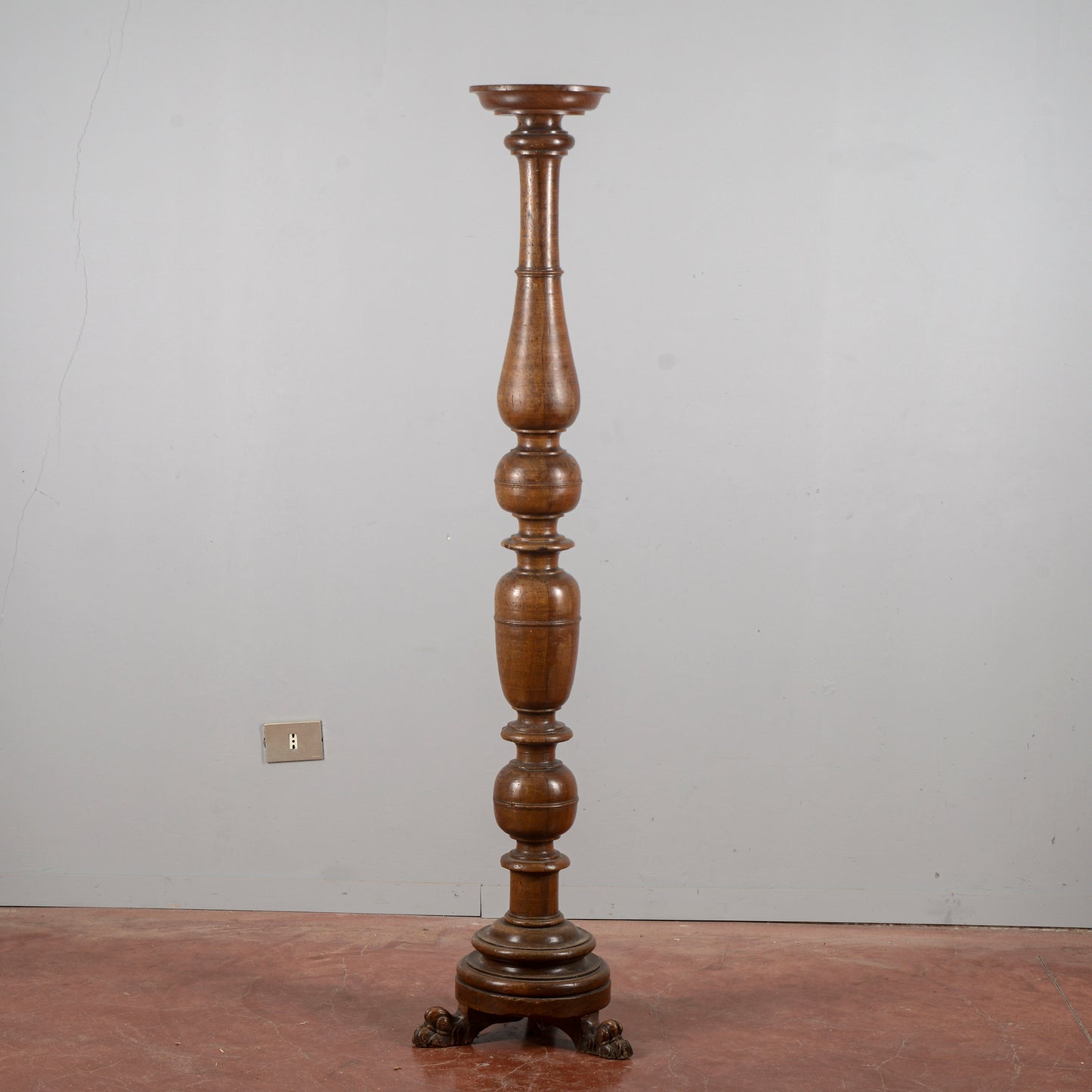 Candeliere torciere da terra antico tornito piedi leone Luigi XIV
