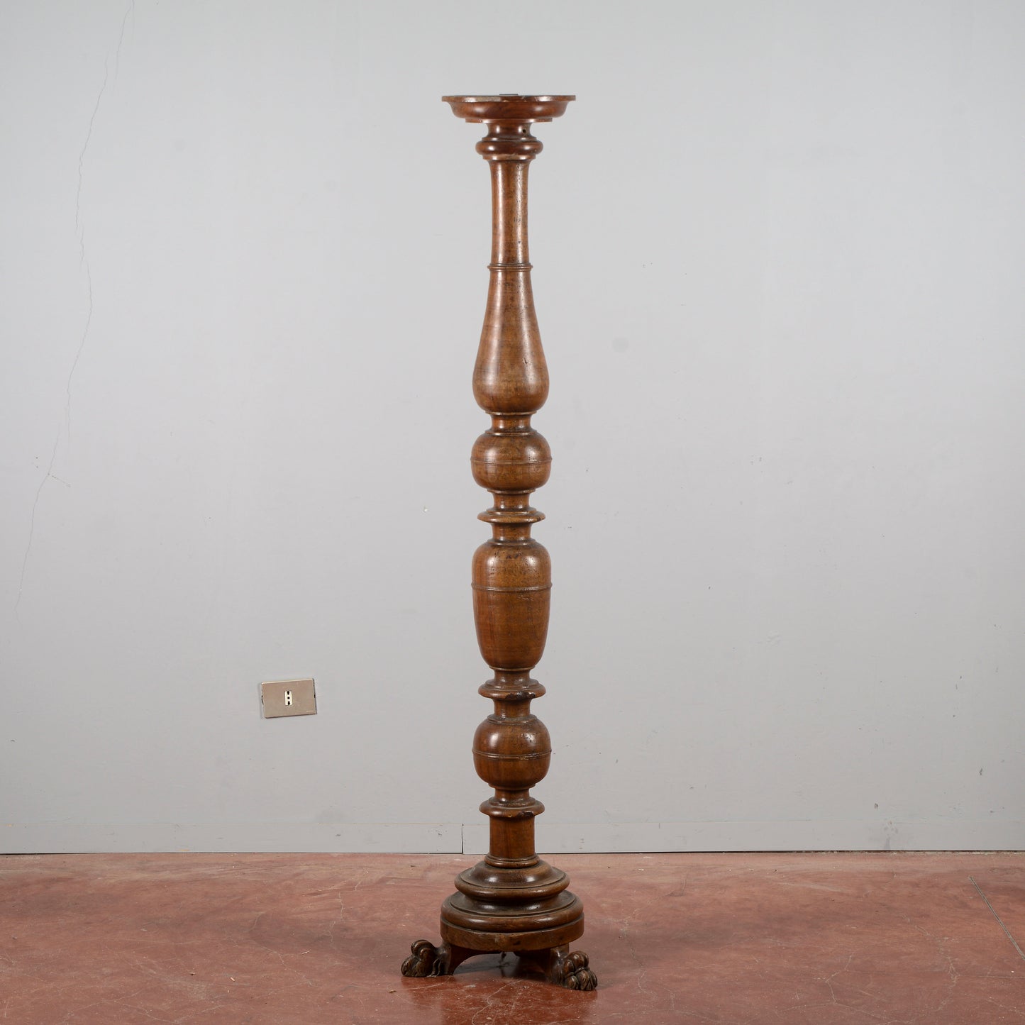 Candeliere torciere da terra antico tornito piedi leone Luigi XIV