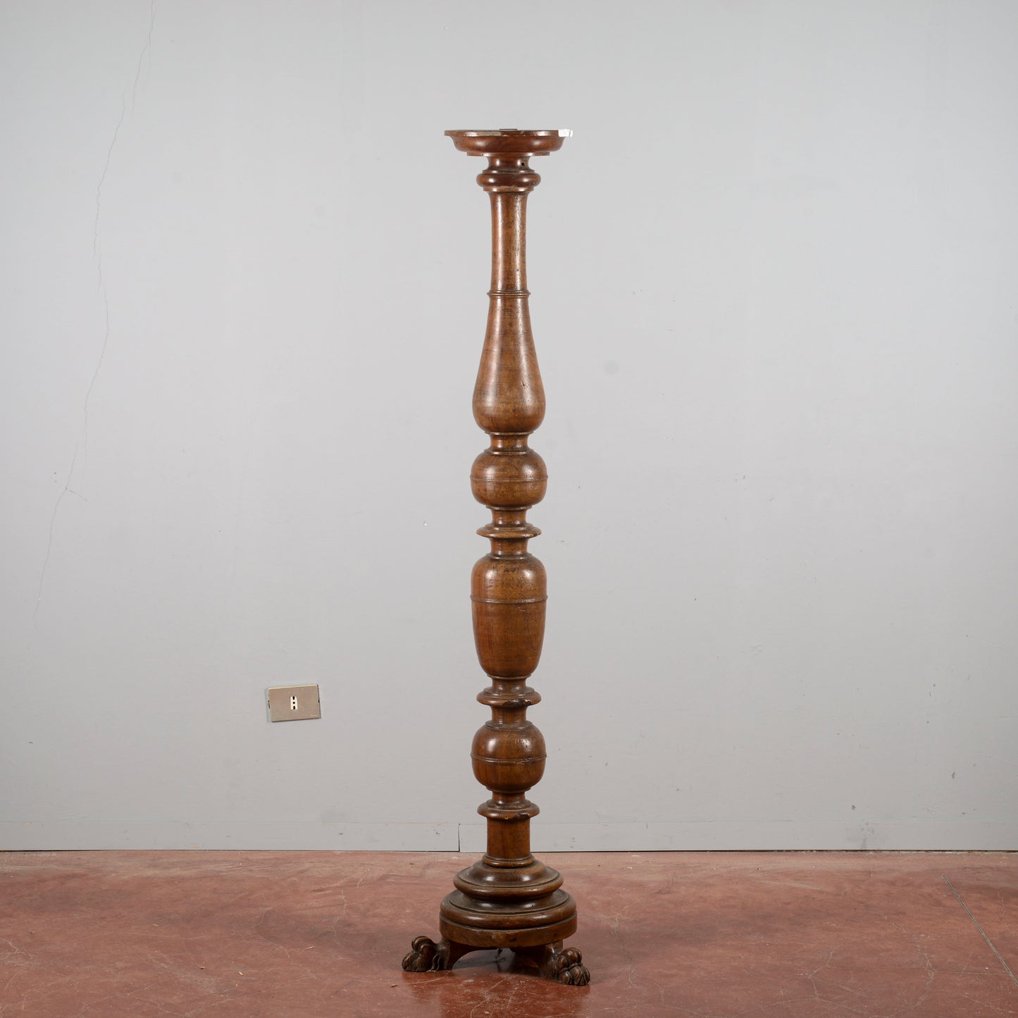 Candeliere torciere da terra antico tornito piedi leone Luigi XIV