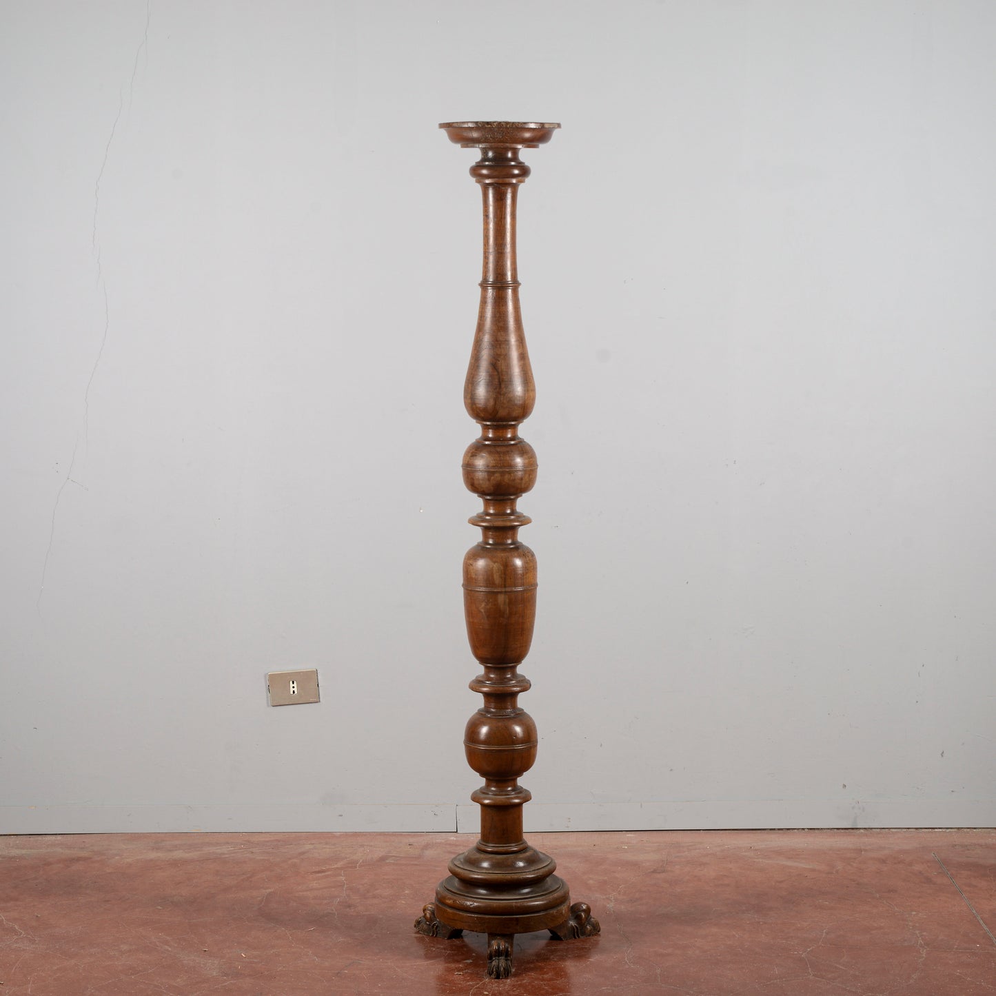 Candeliere torciere da terra antico tornito piedi leone Luigi XIV