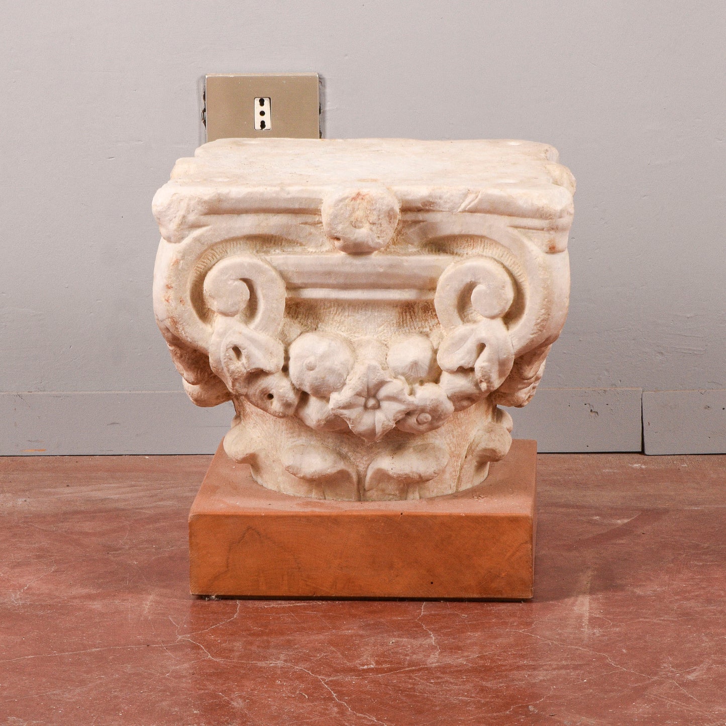 Capitello in pietra con base in legno