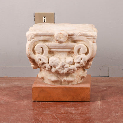 Capitello in pietra con base in legno