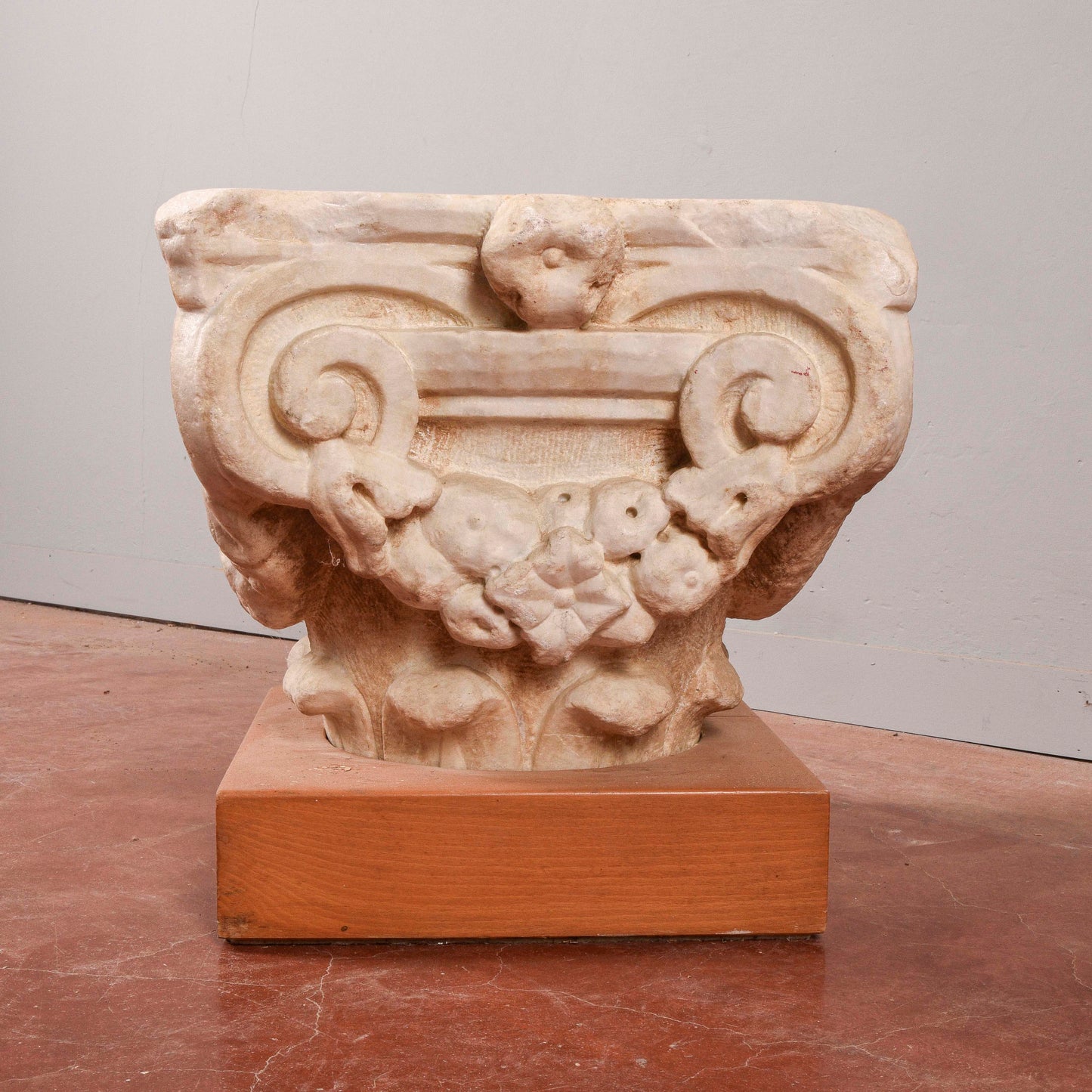 Capitello in pietra con base in legno