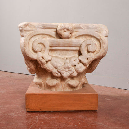 Capitello in pietra con base in legno