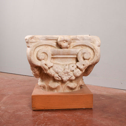 Capitello in pietra con base in legno