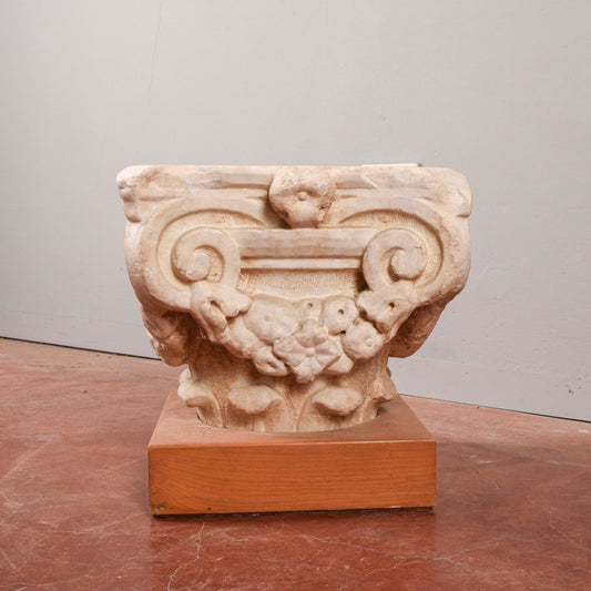 Capitello in pietra con base in legno