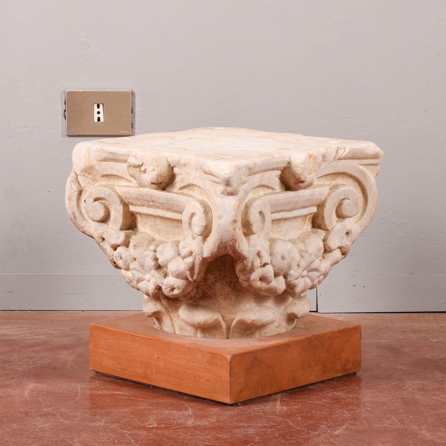 Capitello in pietra con base in legno