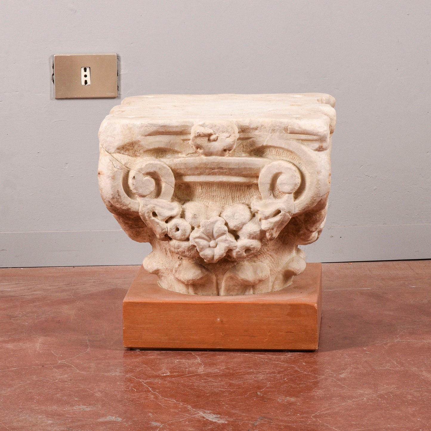 Capitello in pietra con base in legno