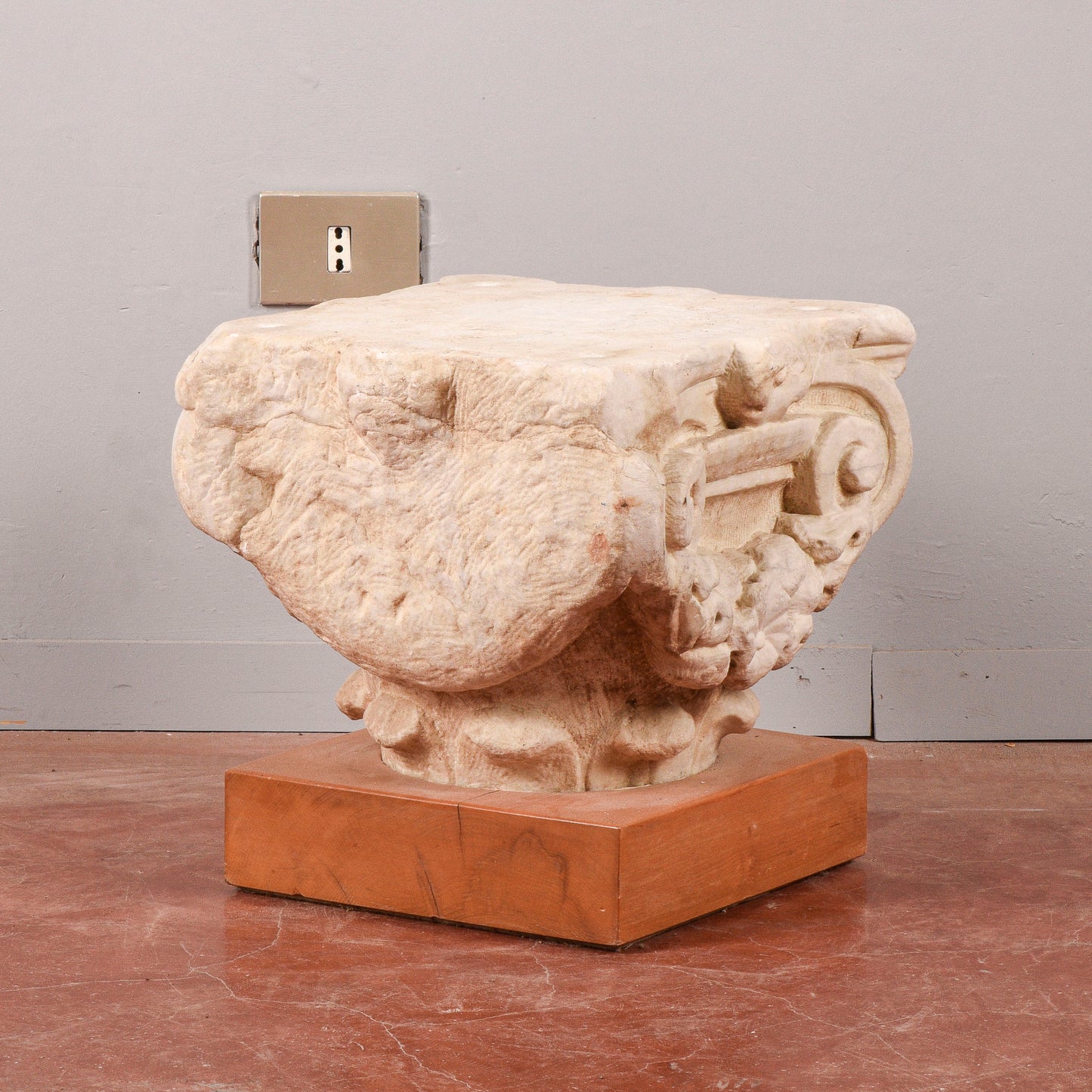 Capitello in pietra con base in legno