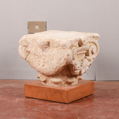 Capitello in pietra con base in legno
