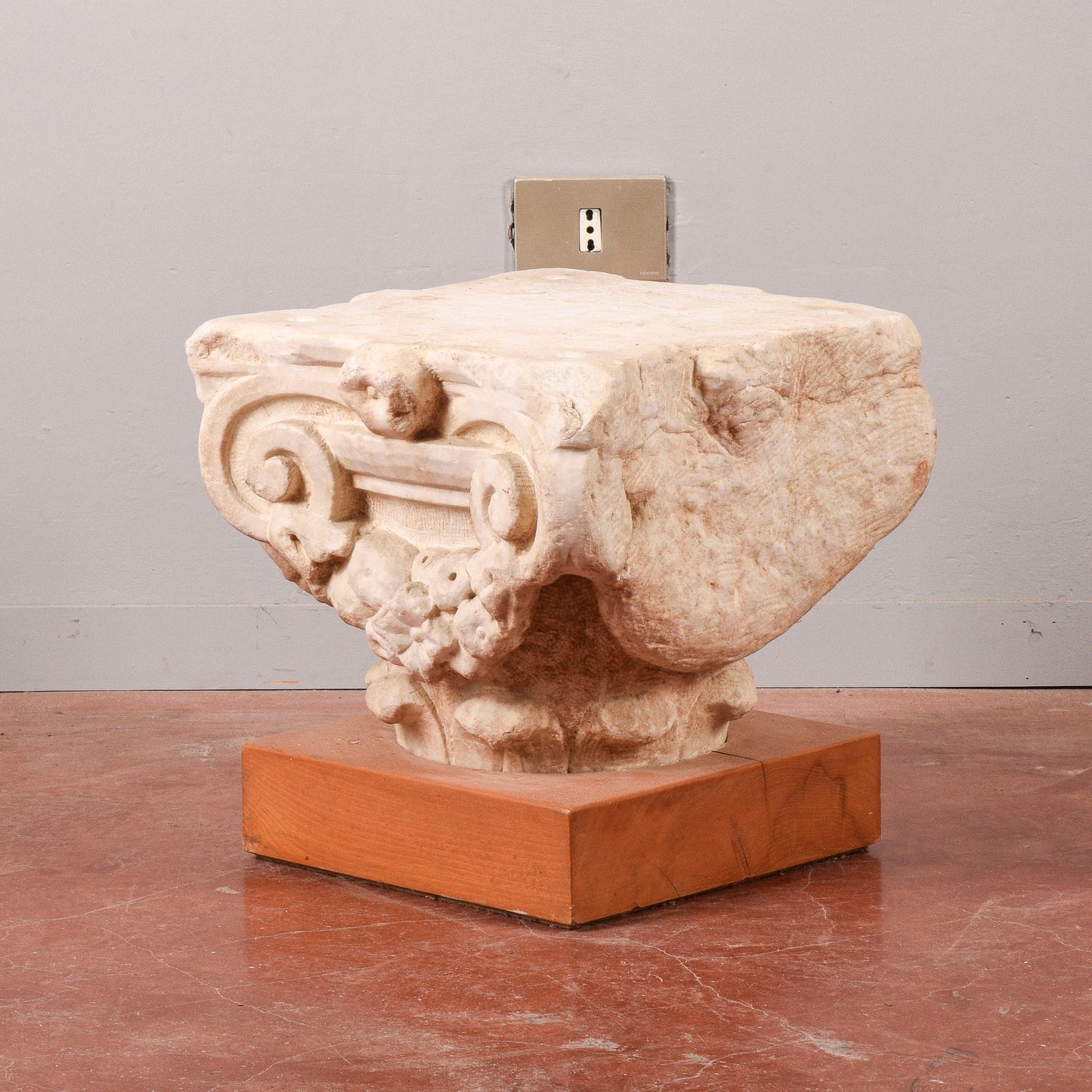 Capitello in pietra con base in legno