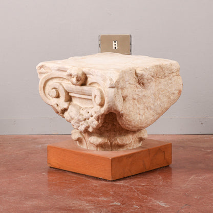 Capitello in pietra con base in legno