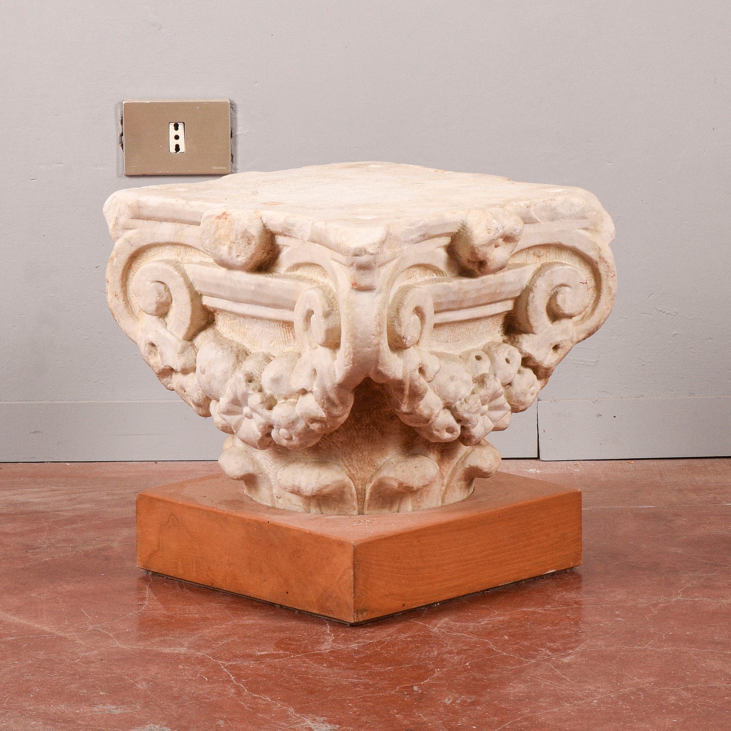 Capitello in pietra con base in legno