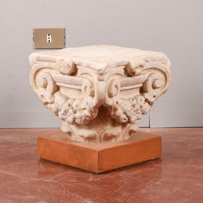 Capitello in pietra con base in legno
