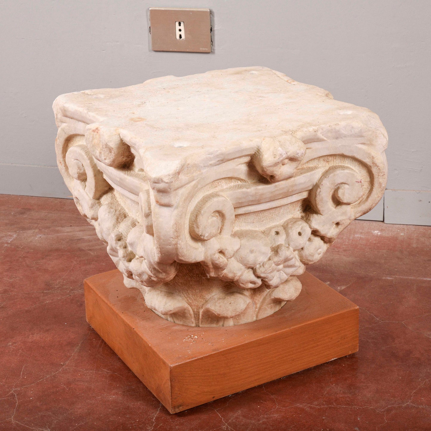 Capitello in pietra con base in legno