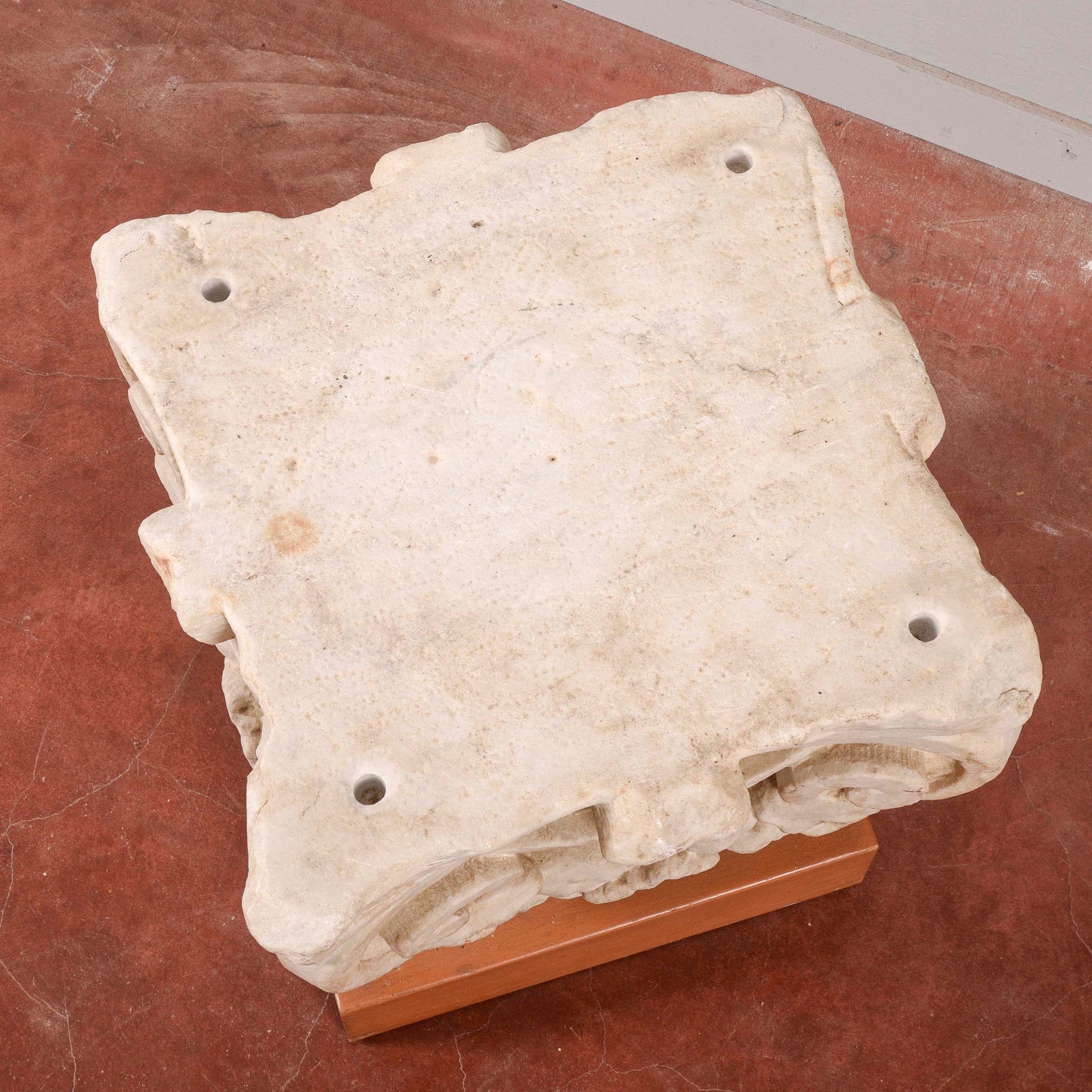 Capitello in pietra con base in legno