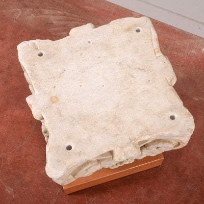 Capitello in pietra con base in legno