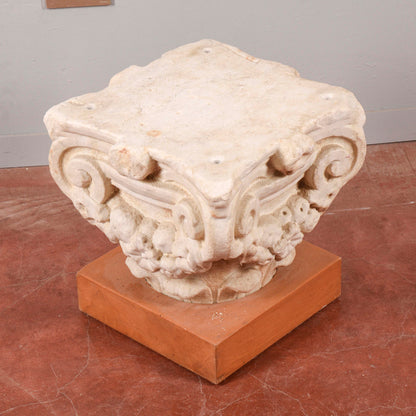 Capitello in pietra con base in legno