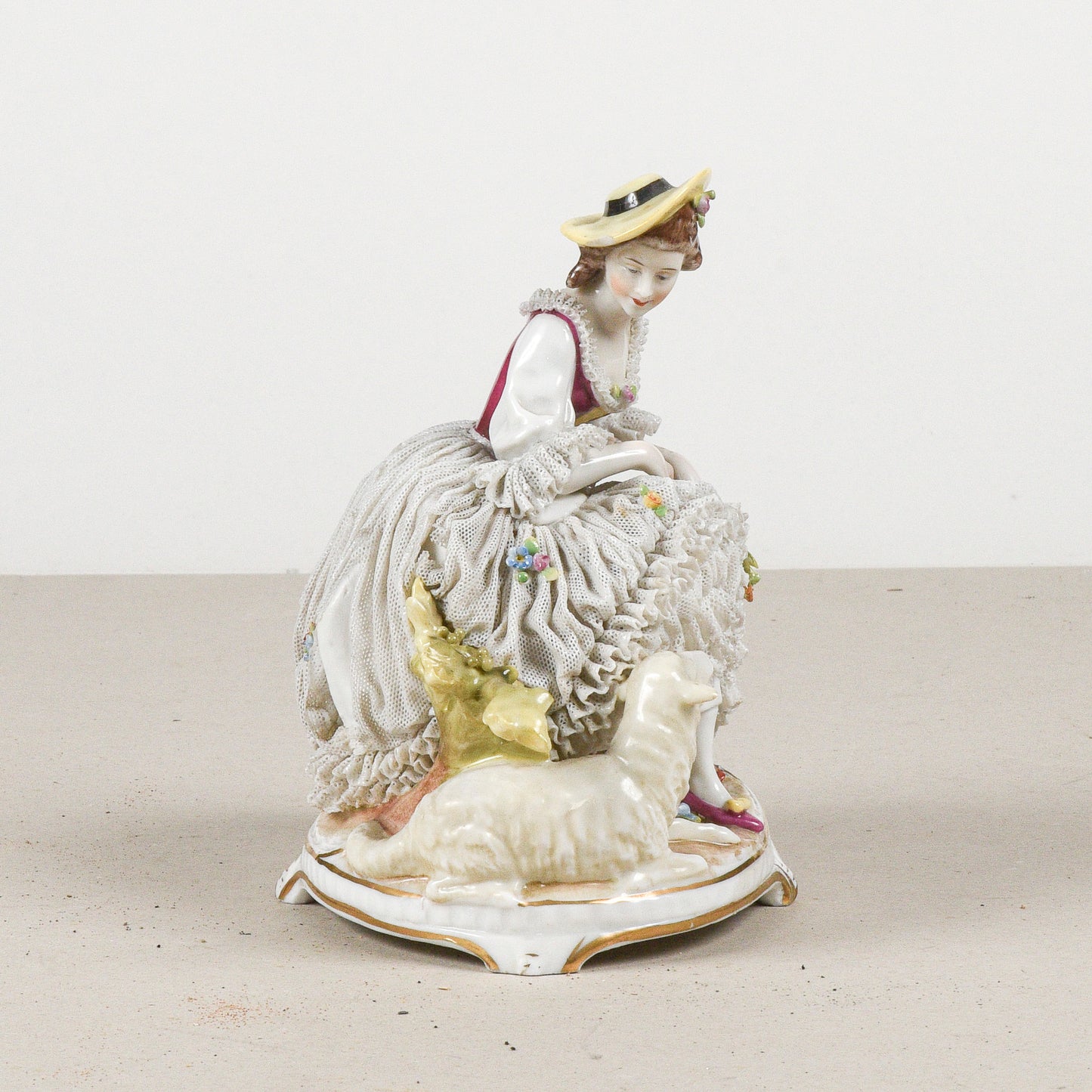 Statuina dama con agnello Capodimonte XX secolo