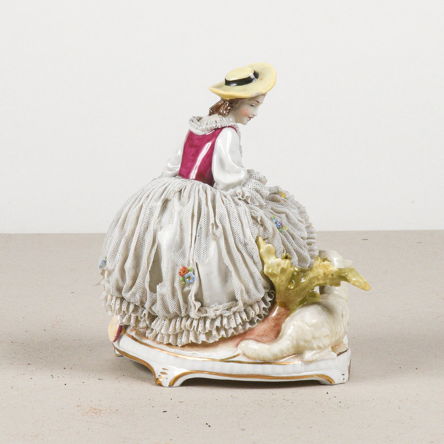 Statuina dama con agnello Capodimonte XX secolo