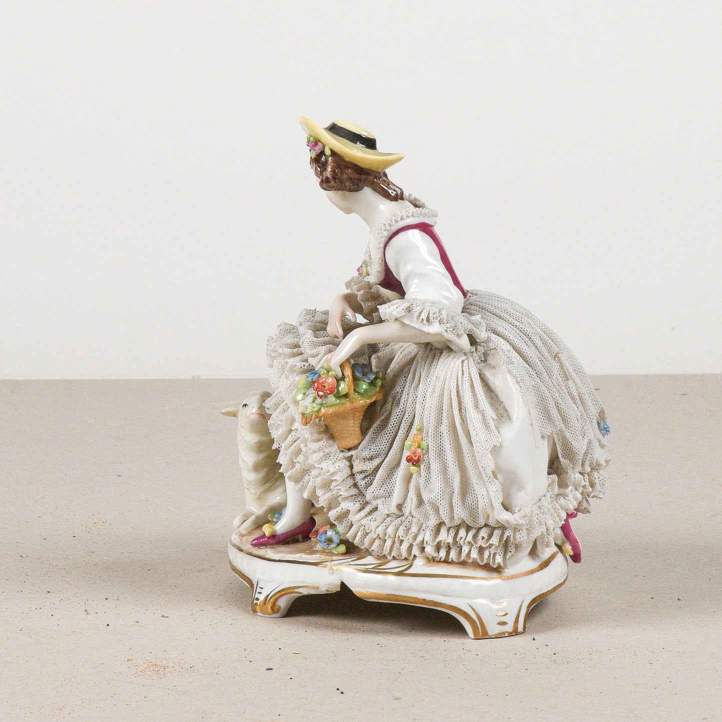 Statuina dama con agnello Capodimonte XX secolo