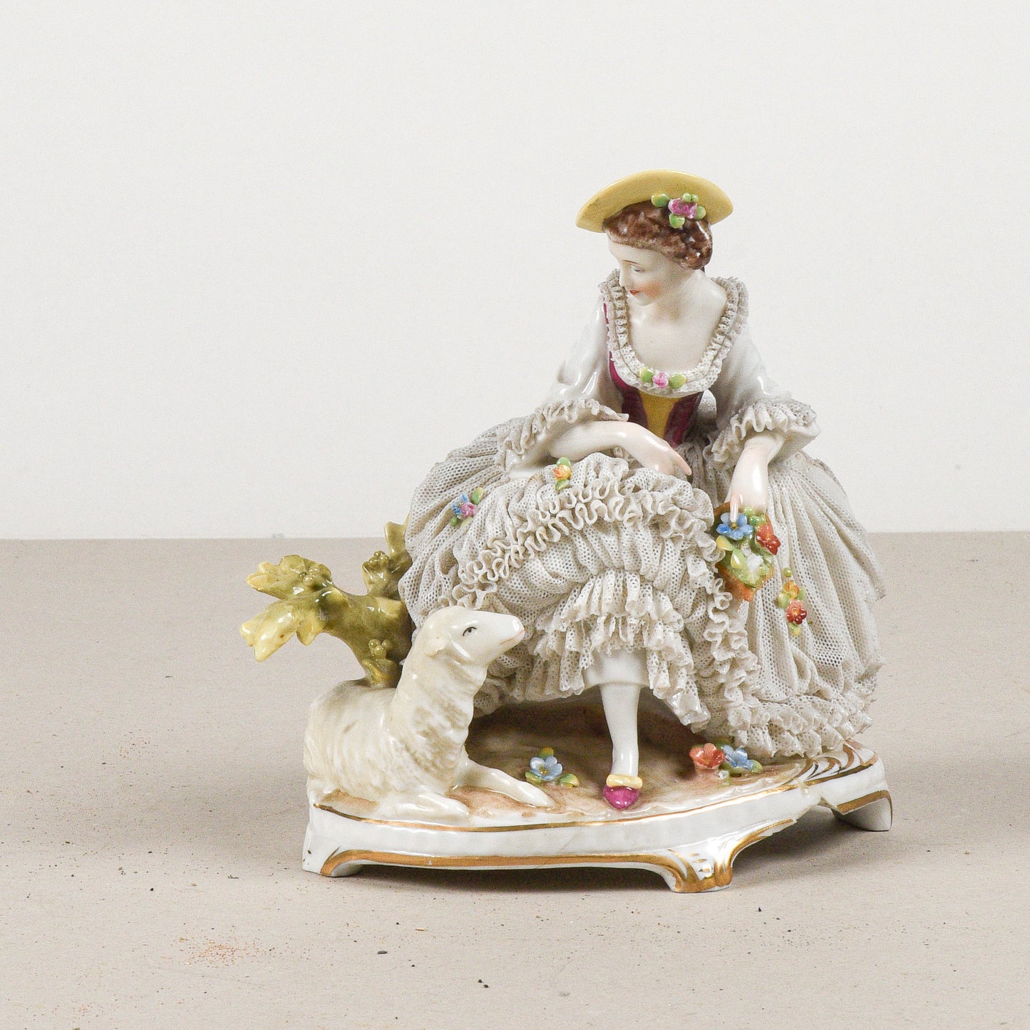 Statuina dama con agnello Capodimonte XX secolo
