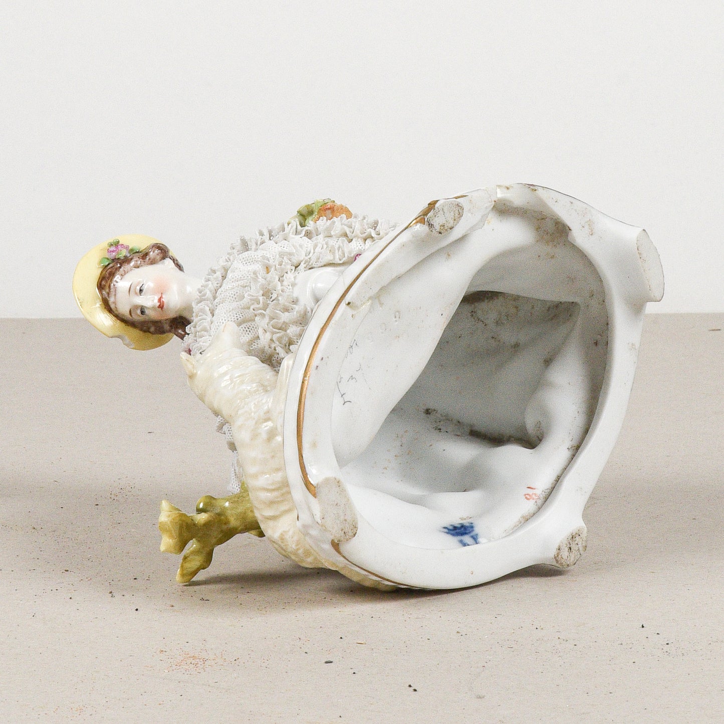Statuina dama con agnello Capodimonte XX secolo