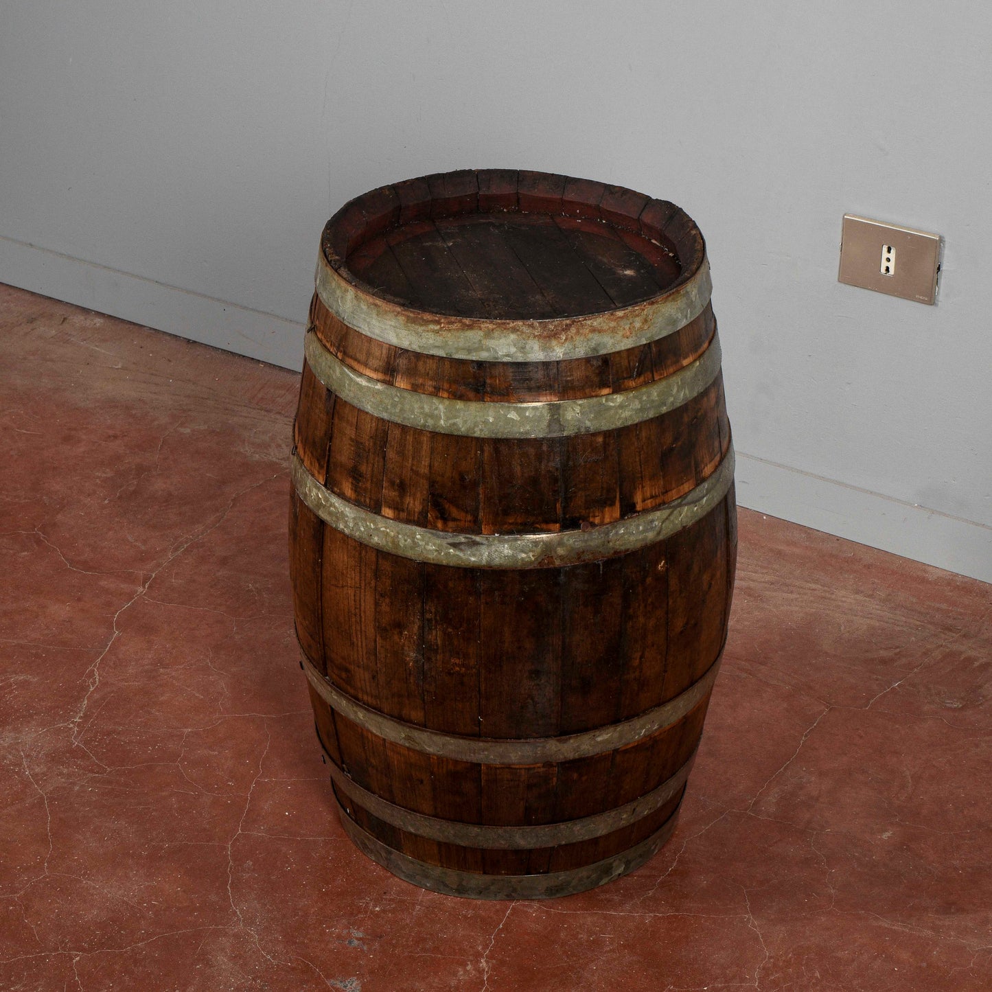 Piccola botte da vino con doghe di legno e fasce metallo XX secolo