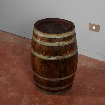 Piccola botte da vino con doghe di legno e fasce metallo XX secolo