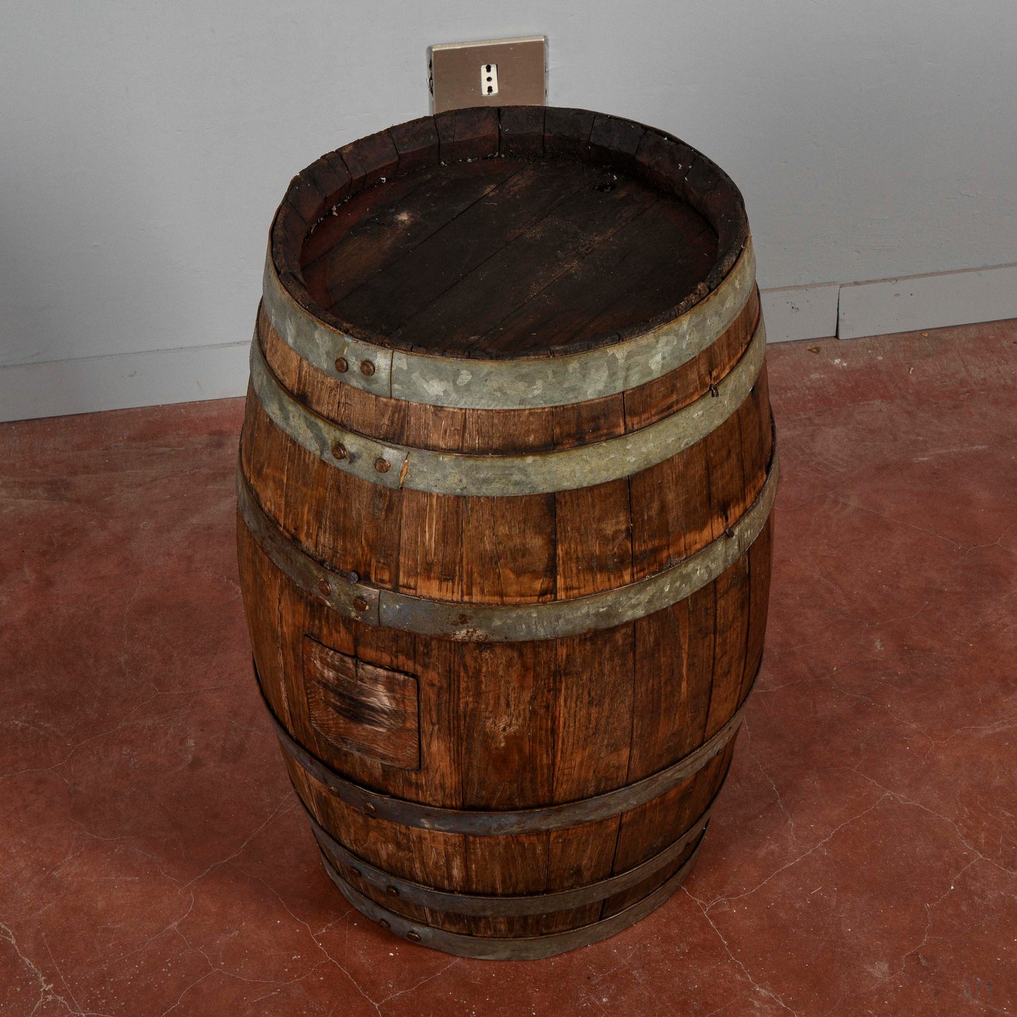 Piccola botte da vino con doghe di legno e fasce metallo XX secolo