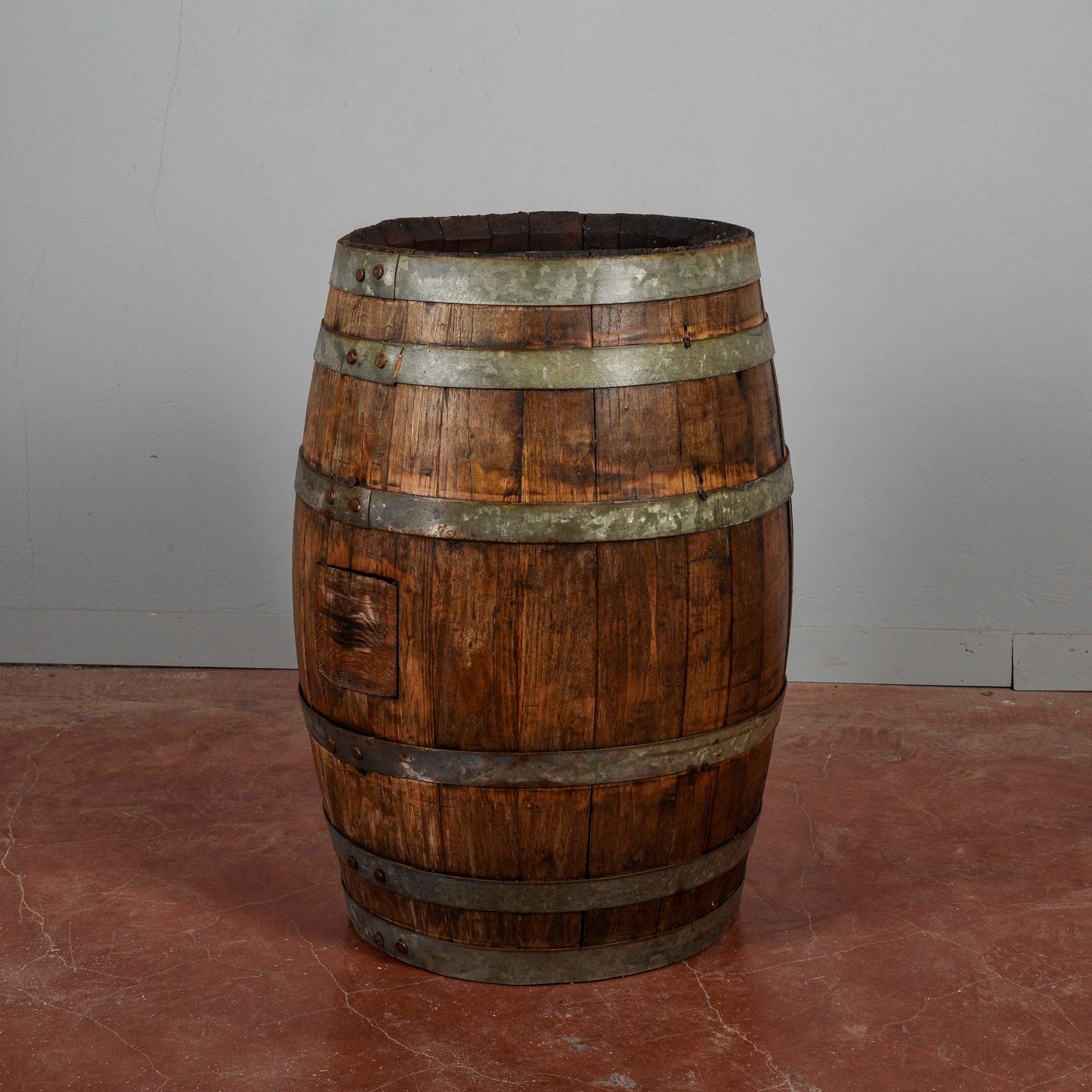 Piccola botte da vino con doghe di legno e fasce metallo XX secolo