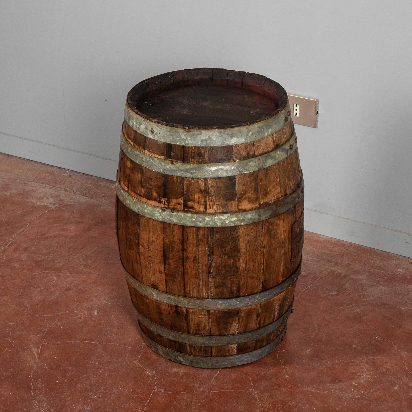 Piccola botte da vino con doghe di legno e fasce metallo XX secolo