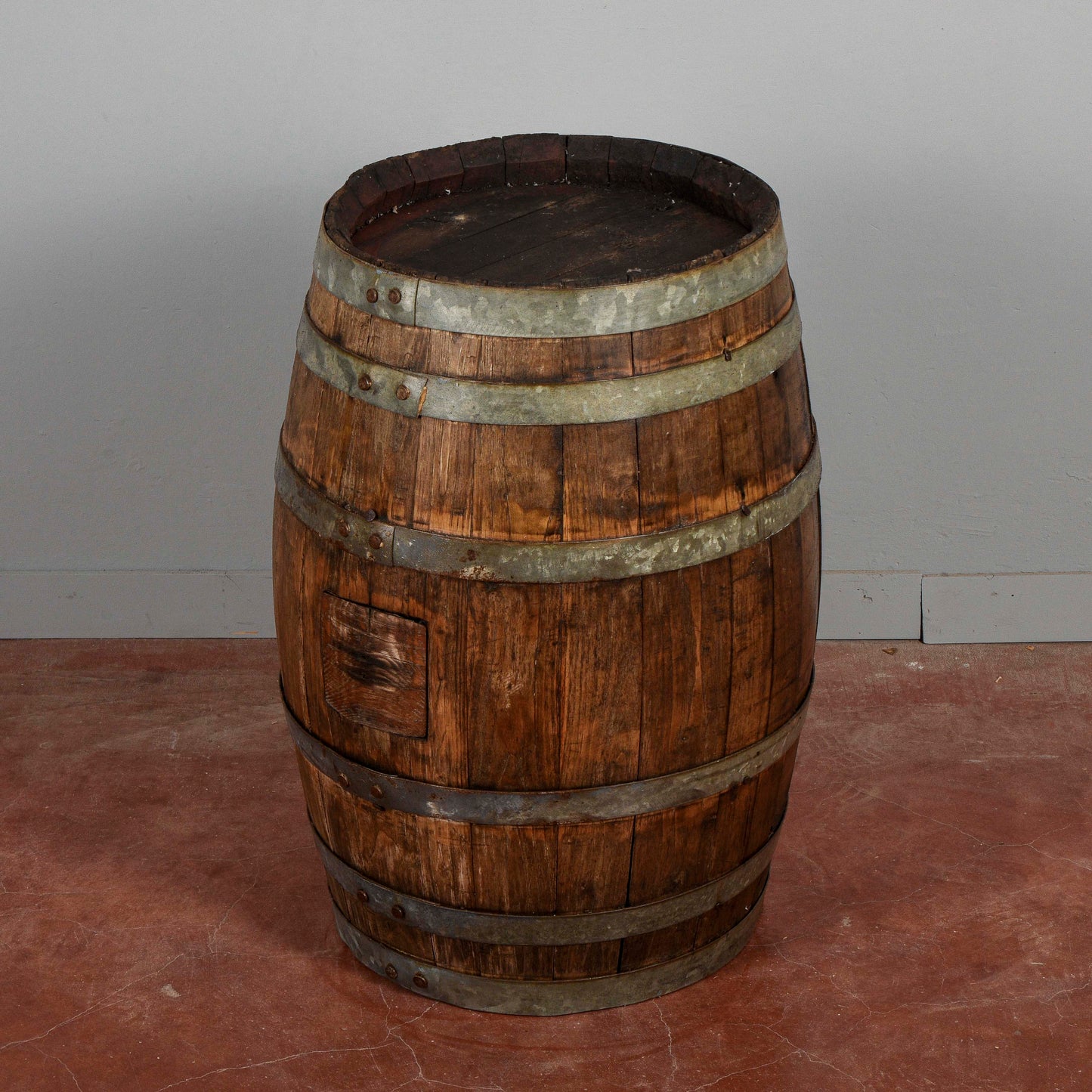 Piccola botte da vino con doghe di legno e fasce metallo XX secolo