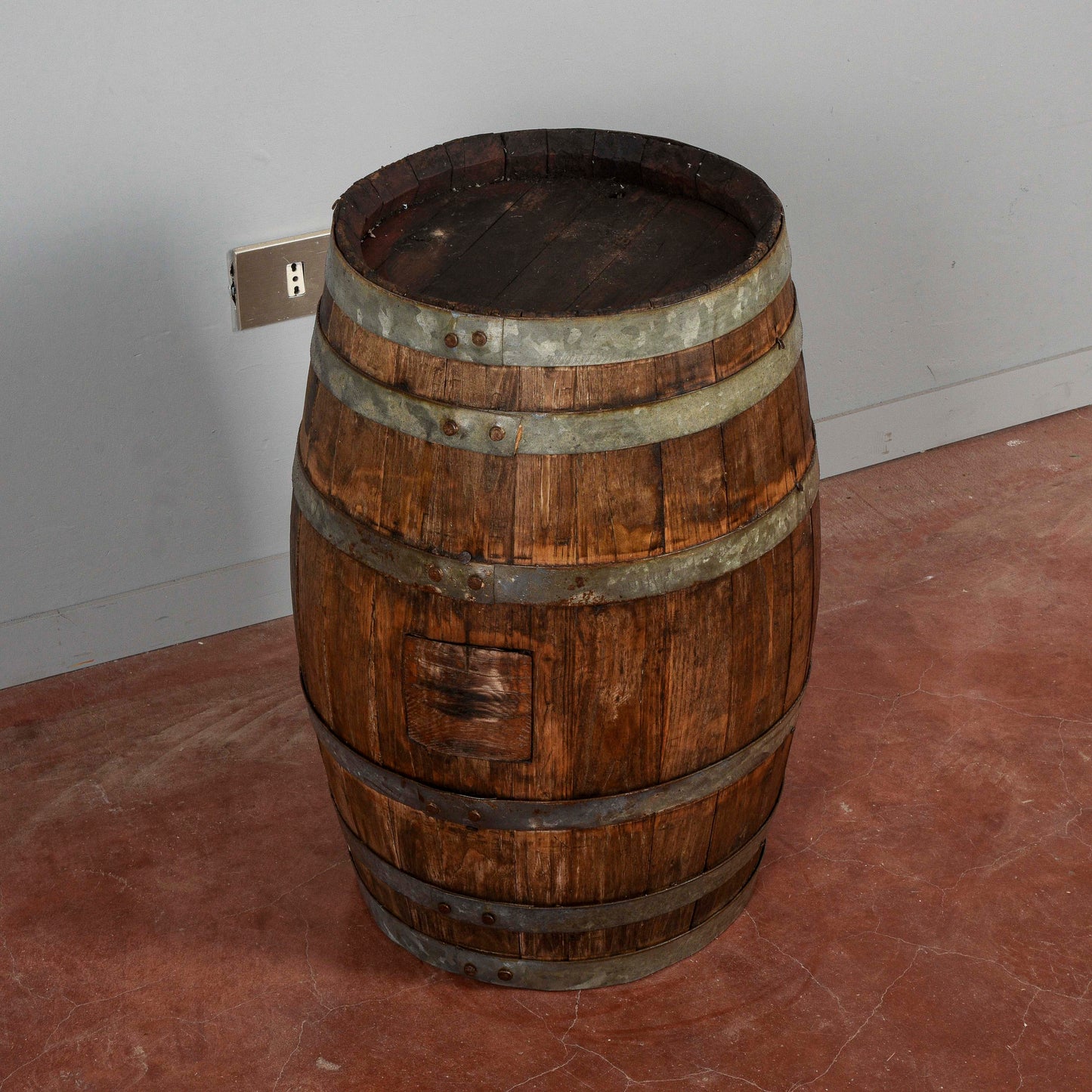 Piccola botte da vino con doghe di legno e fasce metallo XX secolo