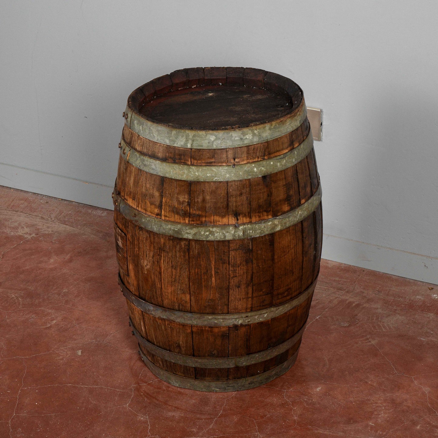 Piccola botte da vino con doghe di legno e fasce metallo XX secolo