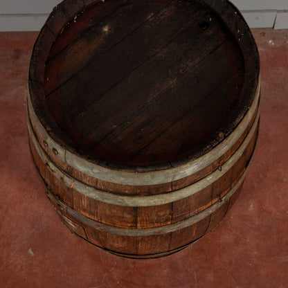 Piccola botte da vino con doghe di legno e fasce metallo XX secolo