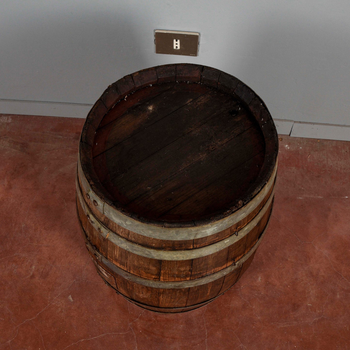 Piccola botte da vino con doghe di legno e fasce metallo XX secolo