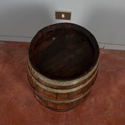 Piccola botte da vino con doghe di legno e fasce metallo XX secolo