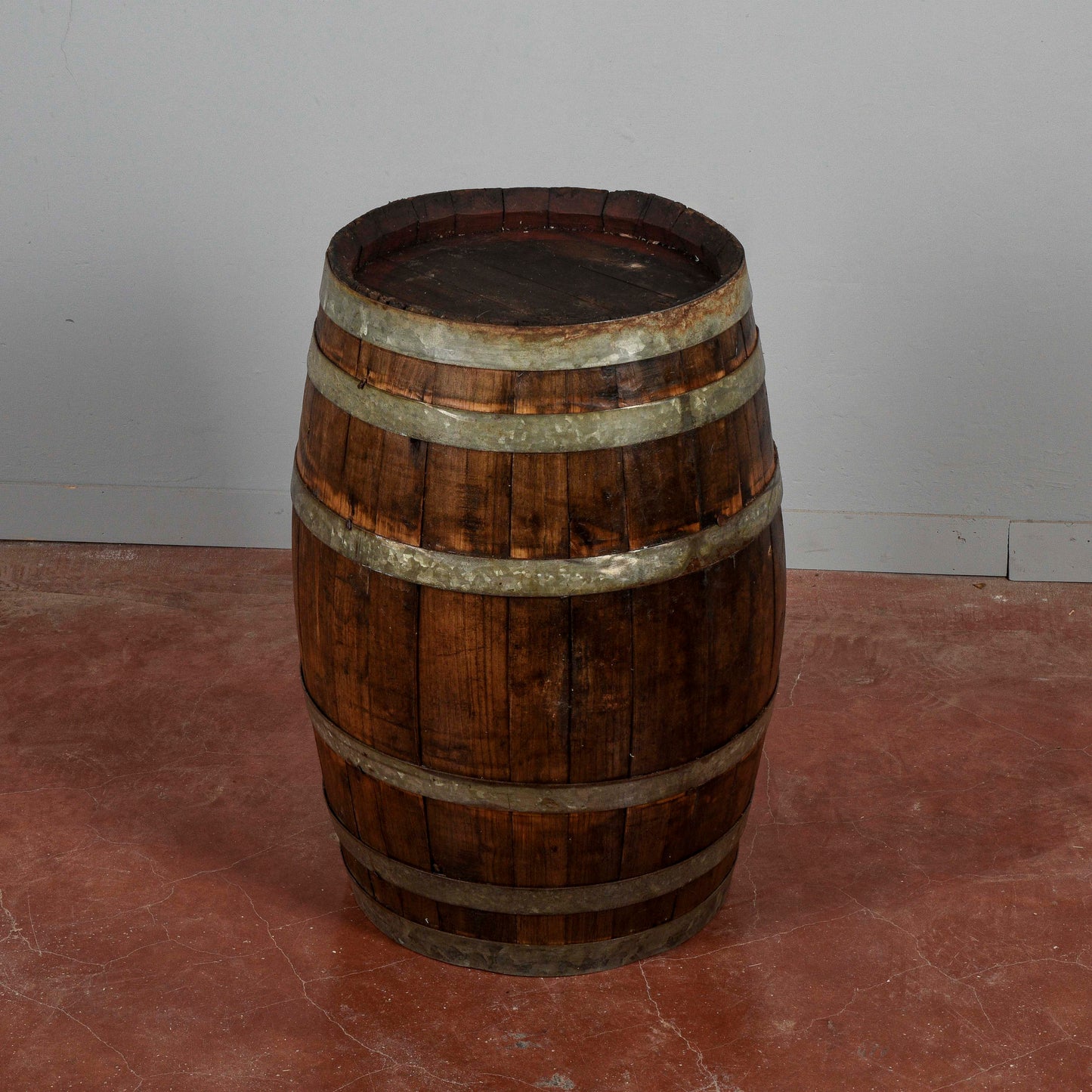 Piccola botte da vino con doghe di legno e fasce metallo XX secolo