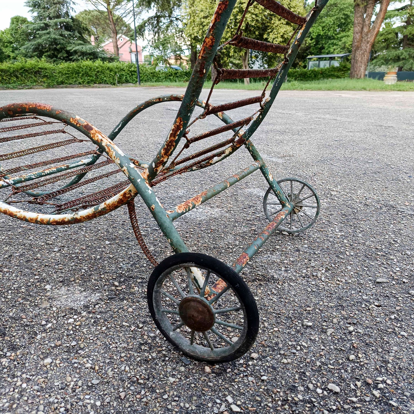 Lettino sdraio chaise-longue in ferro da giardino epoca XX secolo'