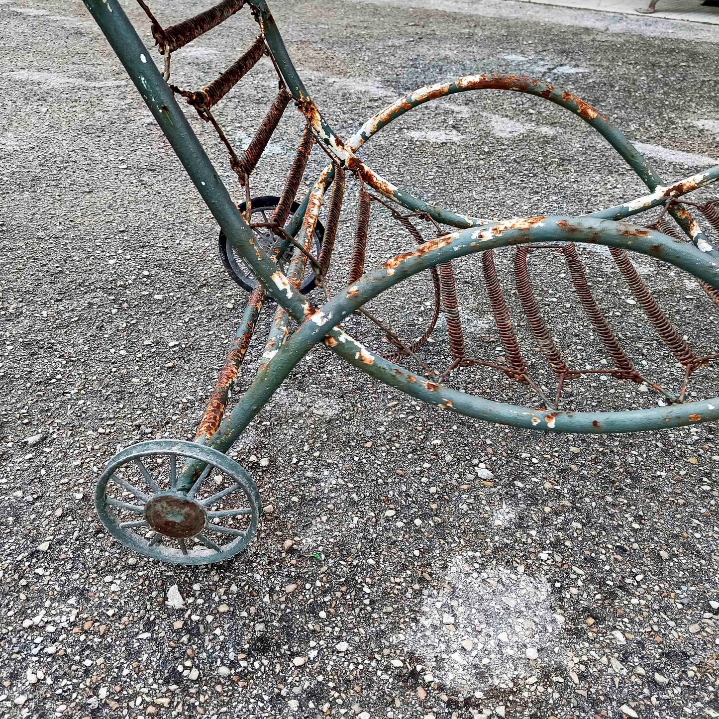 Lettino sdraio chaise-longue in ferro da giardino epoca XX secolo'