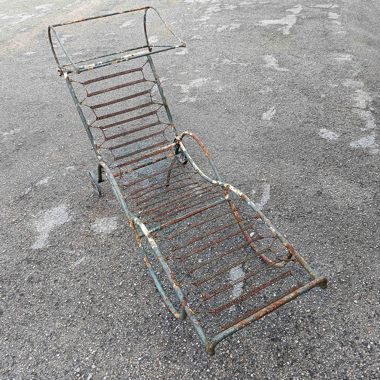 Lettino sdraio chaise-longue in ferro da giardino epoca XX secolo'