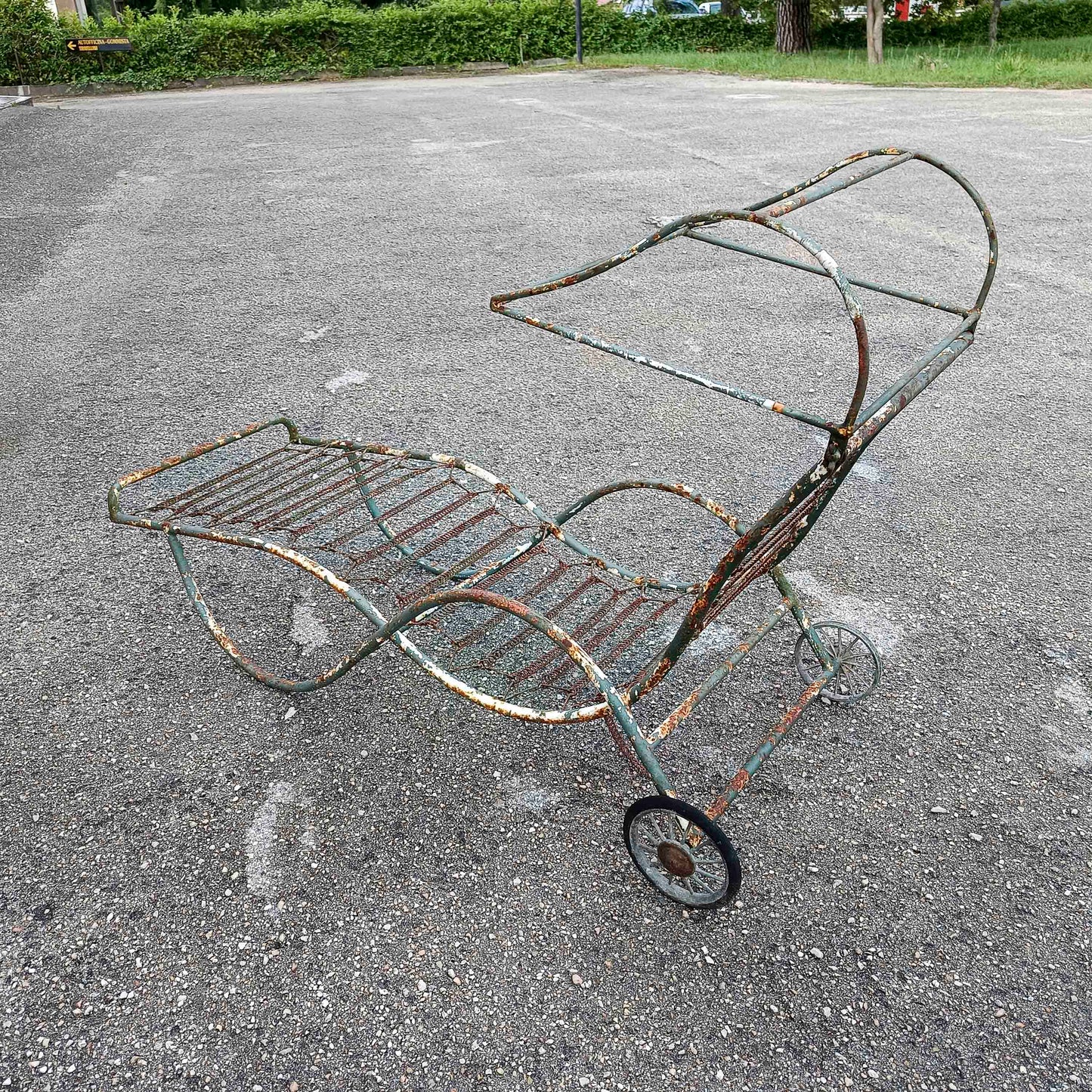 Lettino sdraio chaise-longue in ferro da giardino epoca XX secolo'
