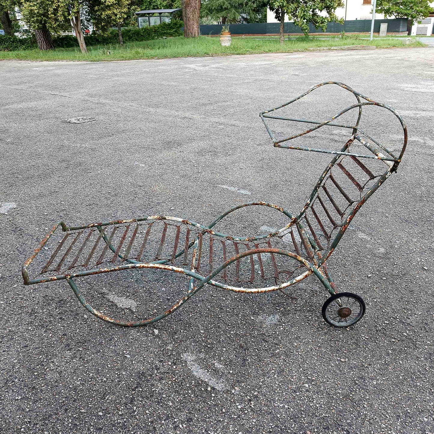 Lettino sdraio chaise-longue in ferro da giardino epoca XX secolo'