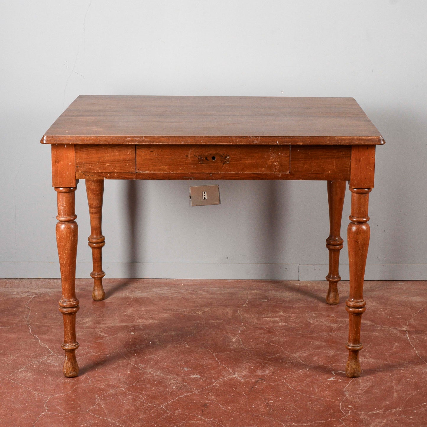 Tavolo legno massello gambe tornite cassetto