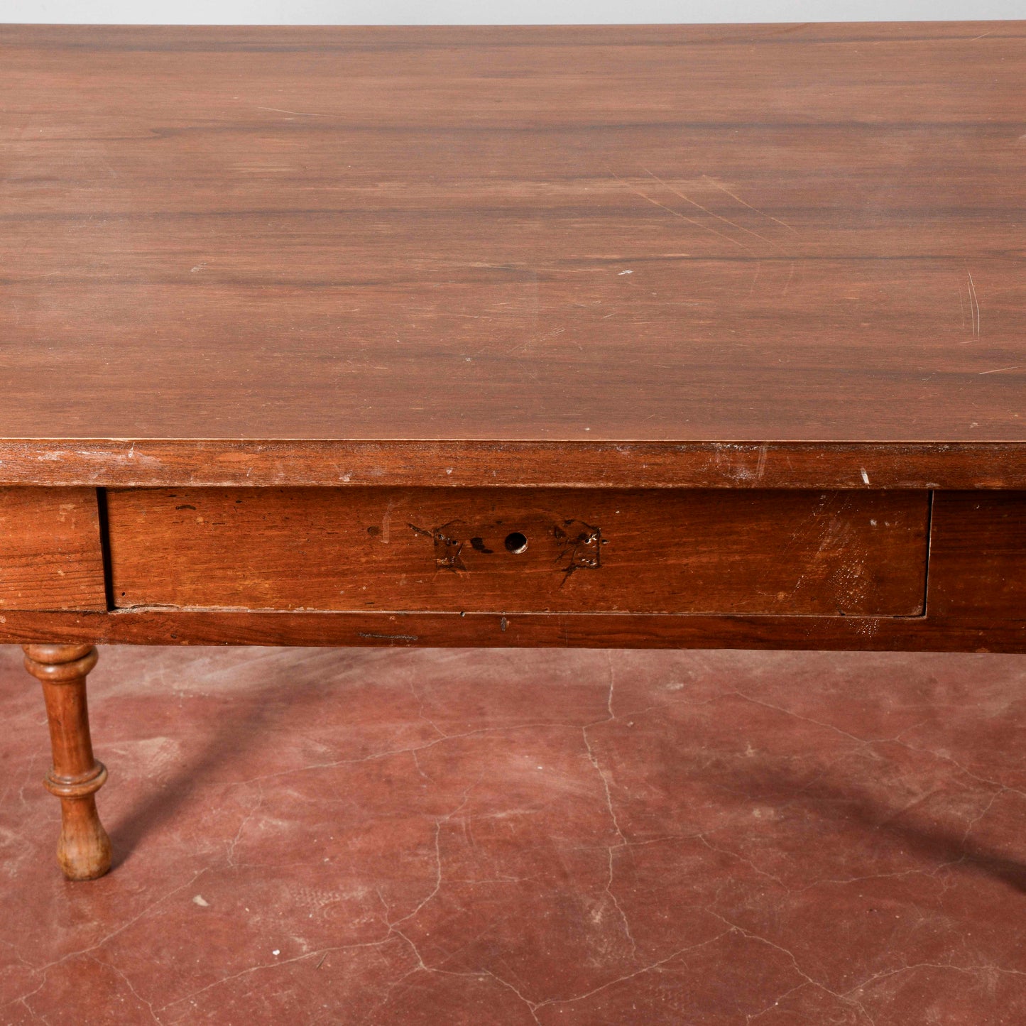 Tavolo legno massello gambe tornite cassetto