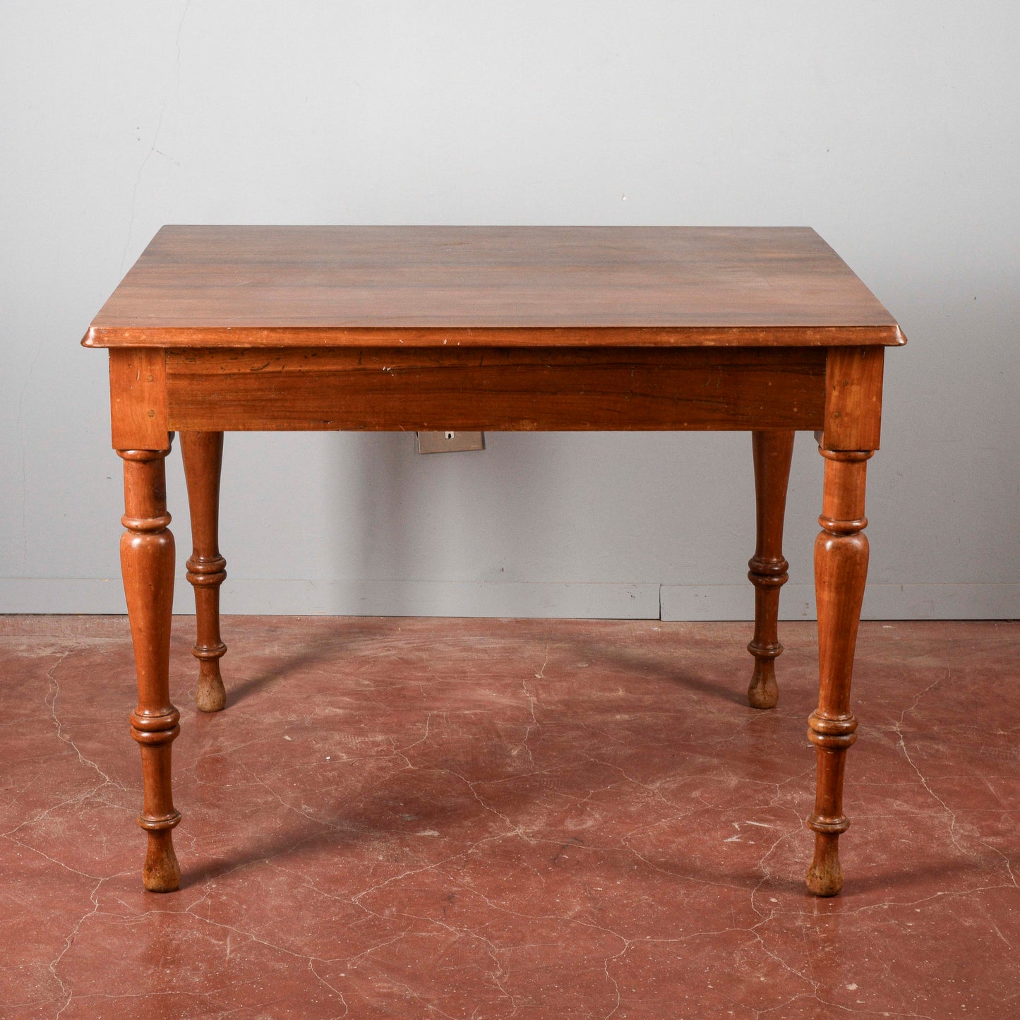 Tavolo legno massello gambe tornite cassetto